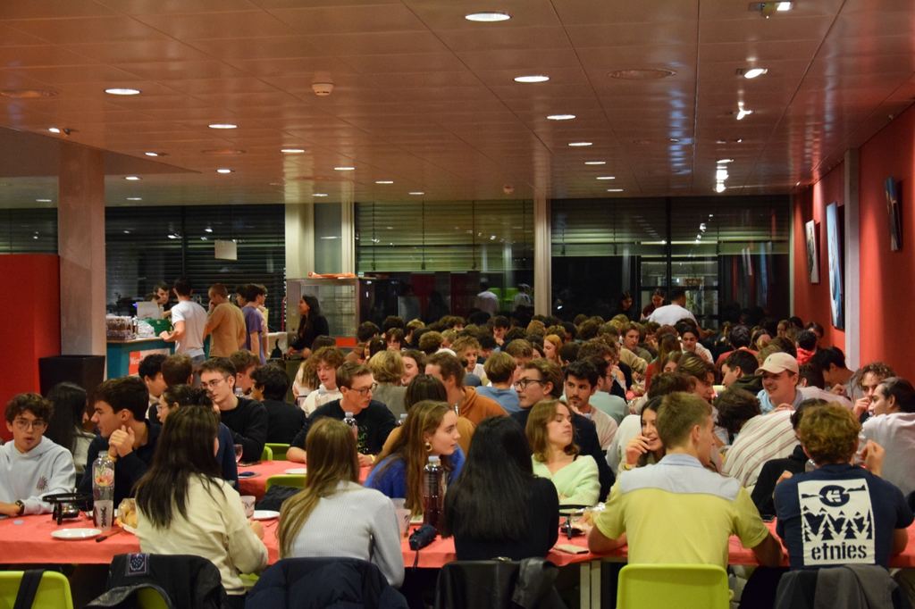 La fondue de section à l’Ornithorynque, une grande salle remplie d’étudiant·e·s