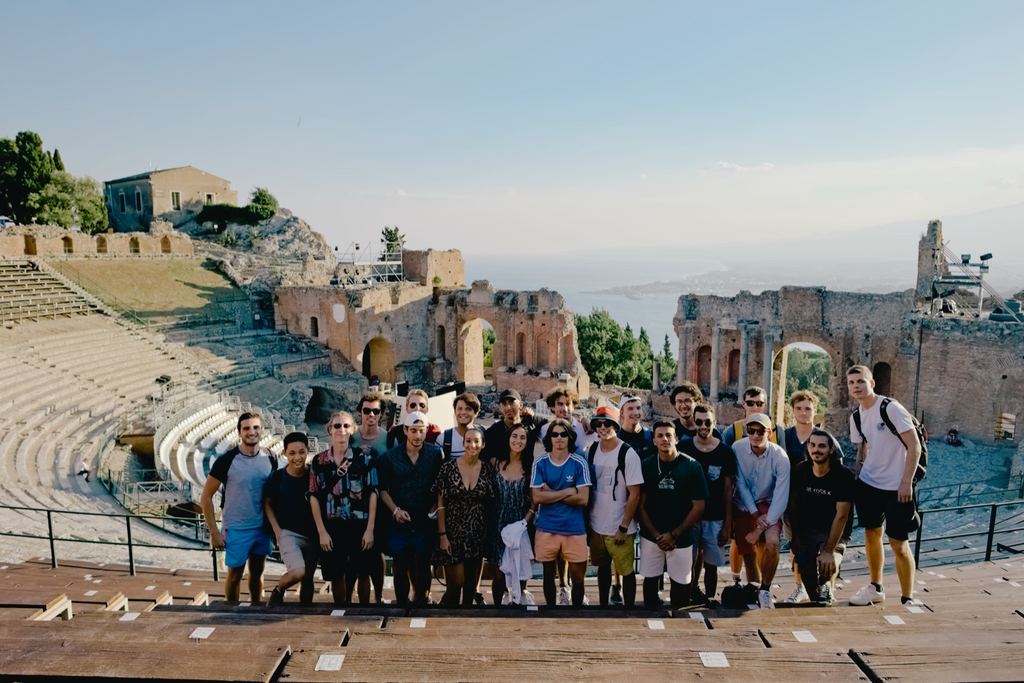 Groupe d’étudiant·e·s devant un site antique pendant le voyage d’études